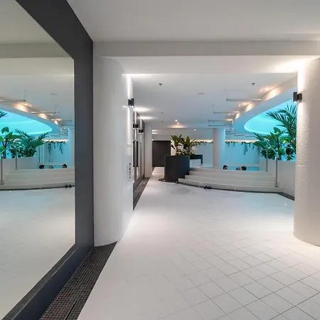 Hanza Tower Luxury דירה *